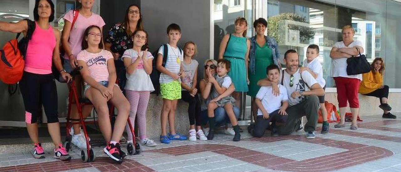 Foto del grupo de niños, familiares y monitores en el exterior de SPA. // Gonzalo Núñez