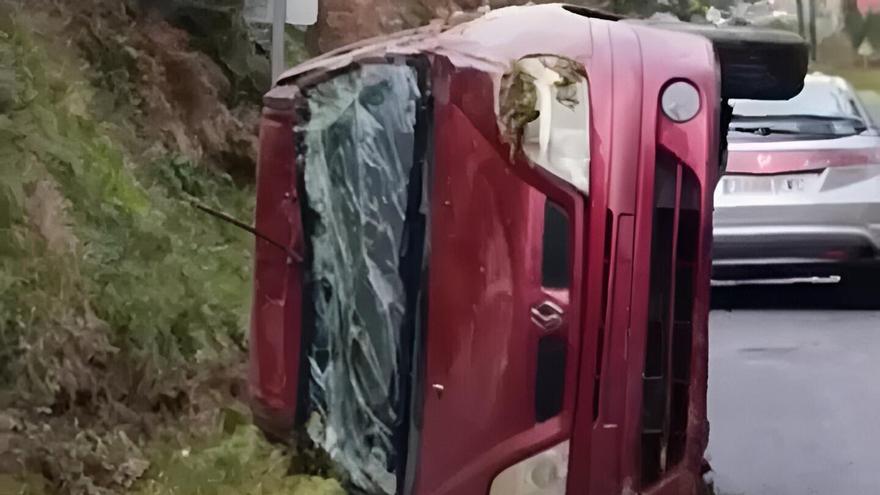 Imaxe do accidente que tivo lugar o pasado sábado na vía Ponte do Porto-Camelle.