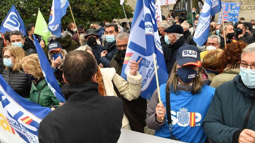 Movilización ante la Delegación del Gobierno en A Coruña, con apoyo de sindicatos como SUP. | // VICTOR ECHAVE