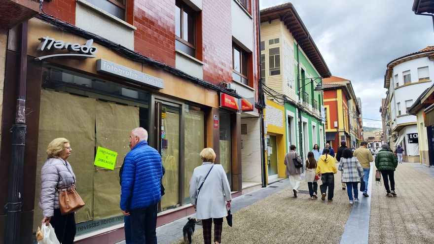 Cierra la histórica Librería Naredo, donde varias generaciones de polesos compraron material escolar y se hicieron fotografías