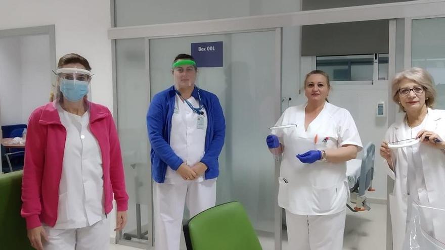 Profesionales del hospital de Antequera prueban las pantallas protectoras fabricadas por los particulares en sus casas.