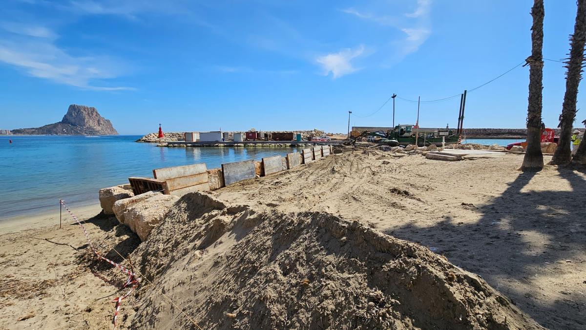 Las obras en la playa de Puerto Blanco de Calp.