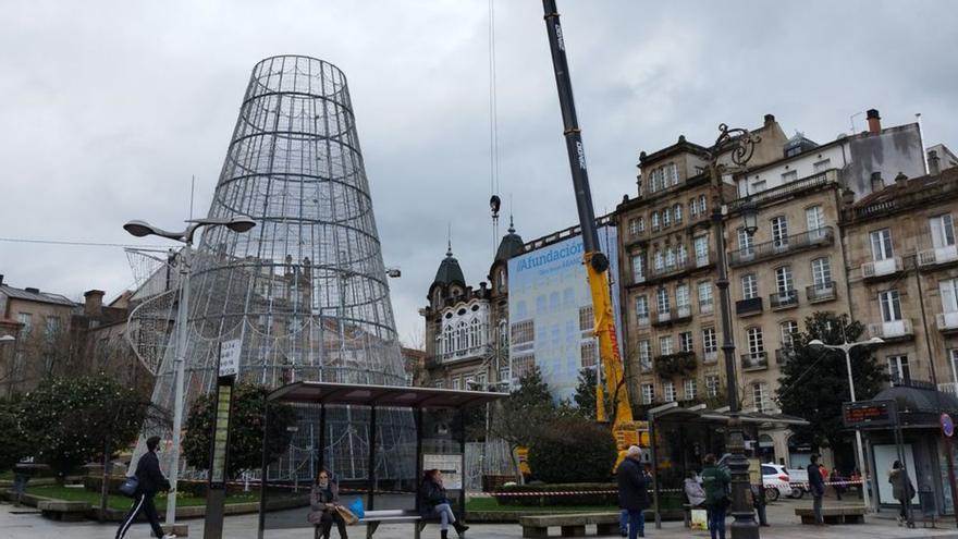 La fuente de Bispo Cesáreo se libera del árbol navideño | FERNANDO CASANOVA