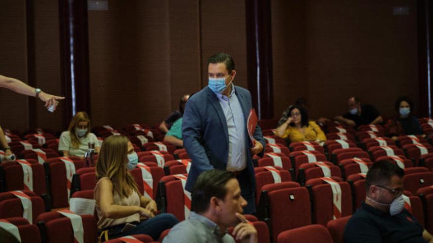 José Julián Mena dirigiéndose a la Presidencia del Pleno celebrado el jueves pasado, en Cabo Blanco.