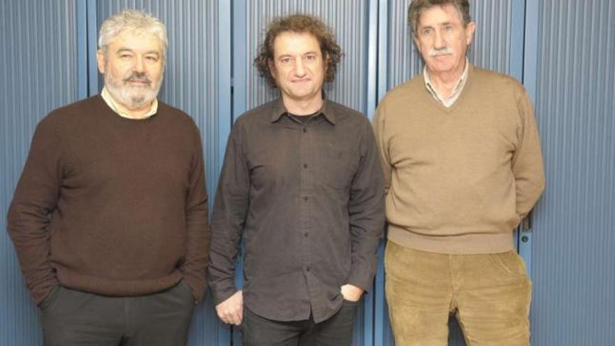 Xosé Manuel Casabella, Jorge Duarte y Alberto Unsáin, antes del debate en LA OPINIÓN. / víctor echave