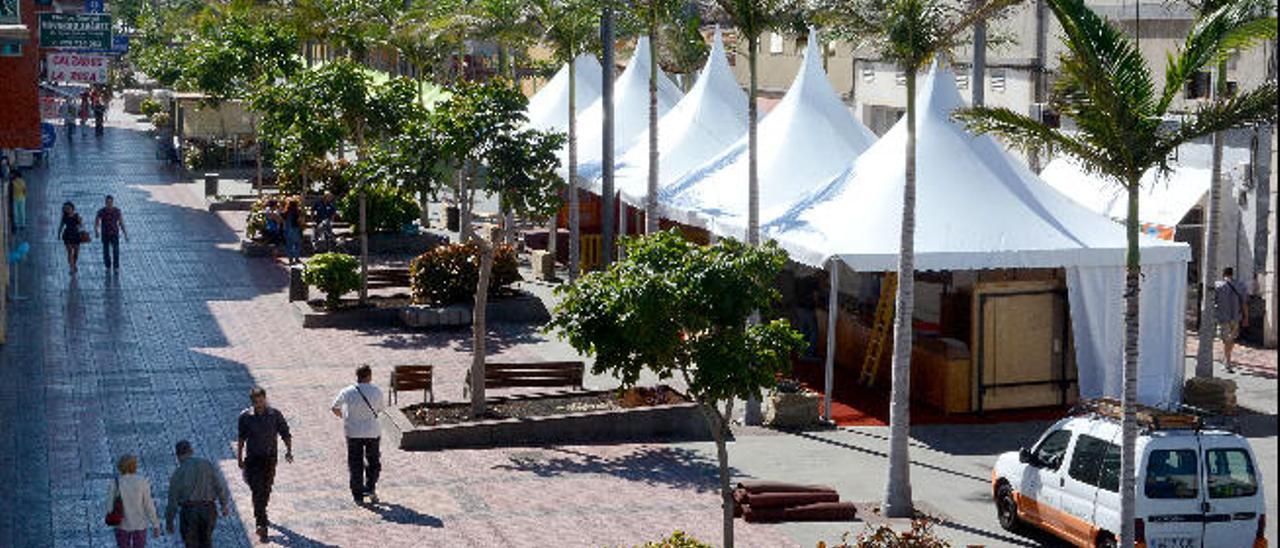 Un momento del montaje de uno de los dos escenarios de la feria.