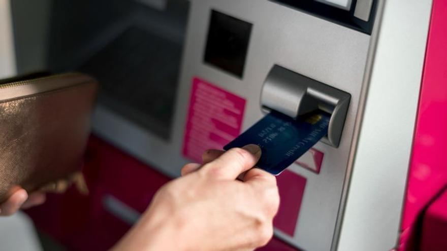 Ni 200 euros ni 800: la nova quantitat que Hisenda vigila quan es retiren diners del caixer automàtic