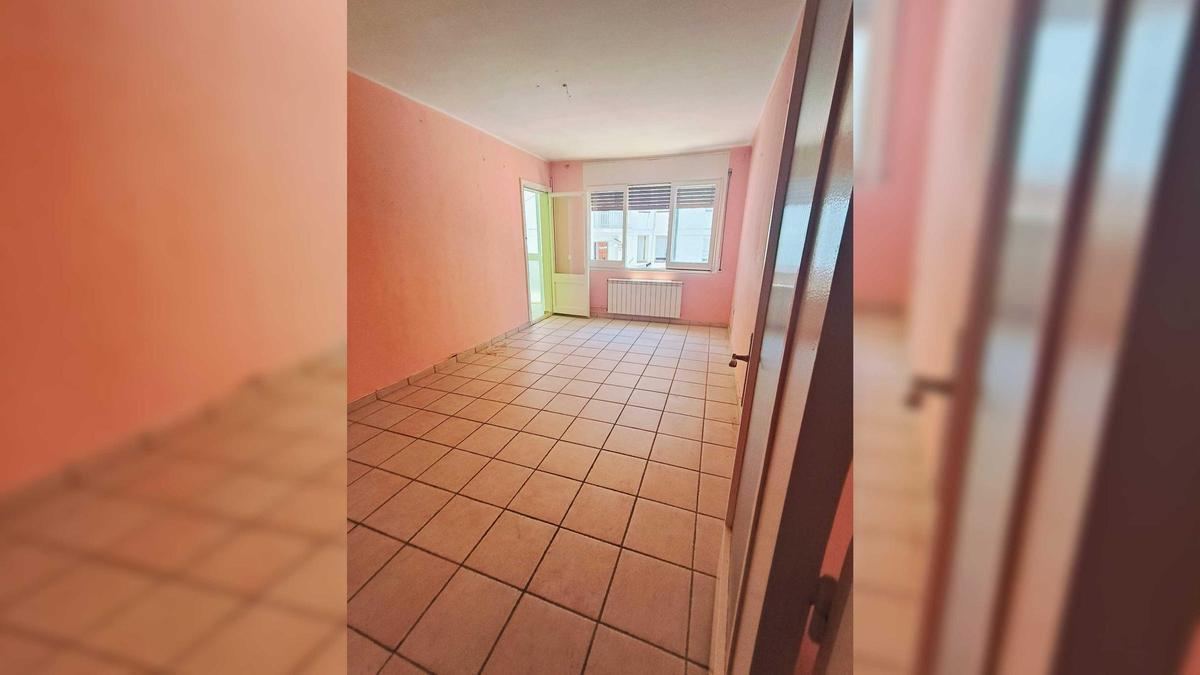 Una de les habitacions sense mobles del pis.