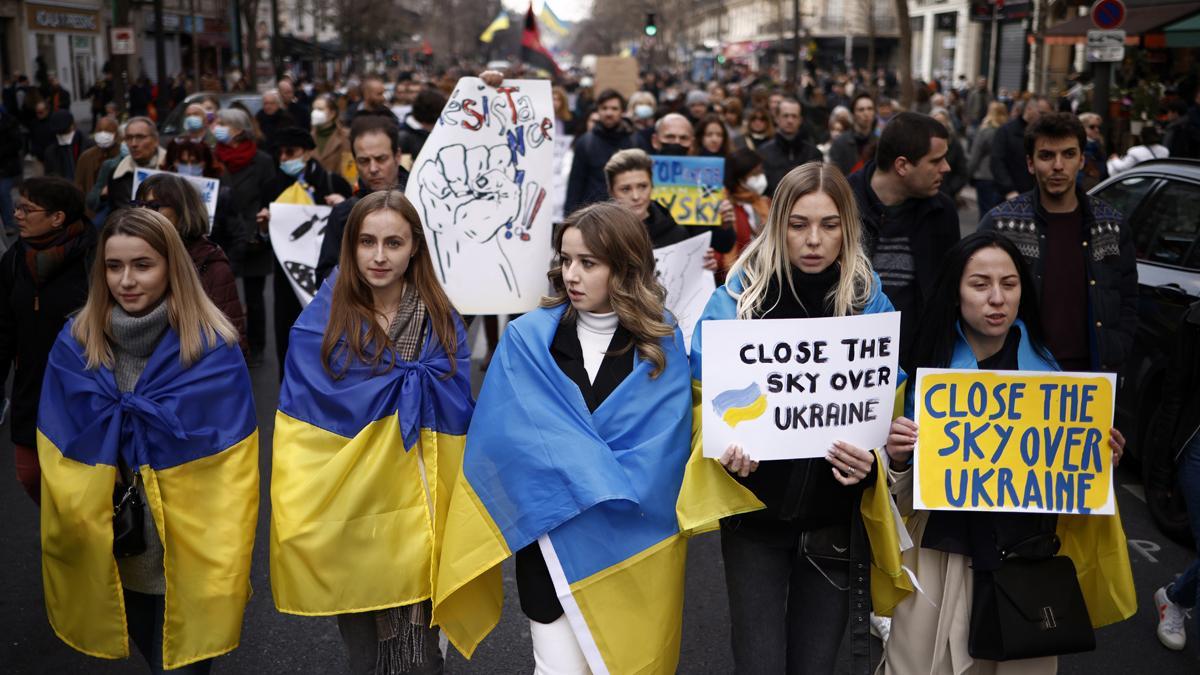 Manifestación por la paz y contra la invasión de Ucrania en Paris