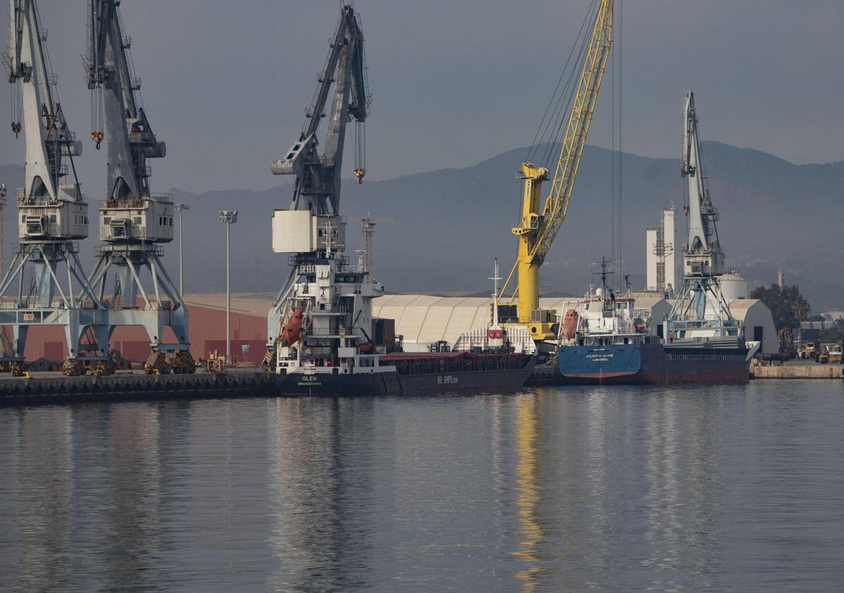 Buques en el puerto comercial.