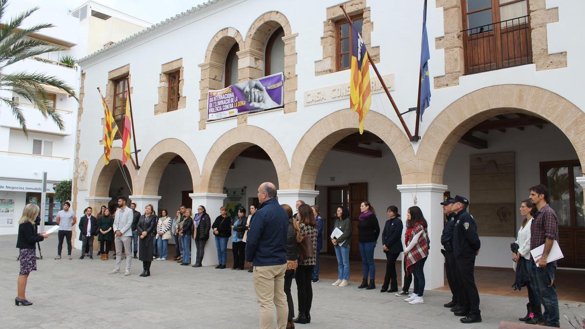 Lectura del manifiesto el 25N del año pasado en Santa Eulària