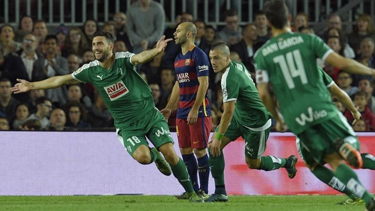 Borja Gonzalez, del Eibar, junto a Javier Mascherano, en centro, en el Camp Nou, este domingo.