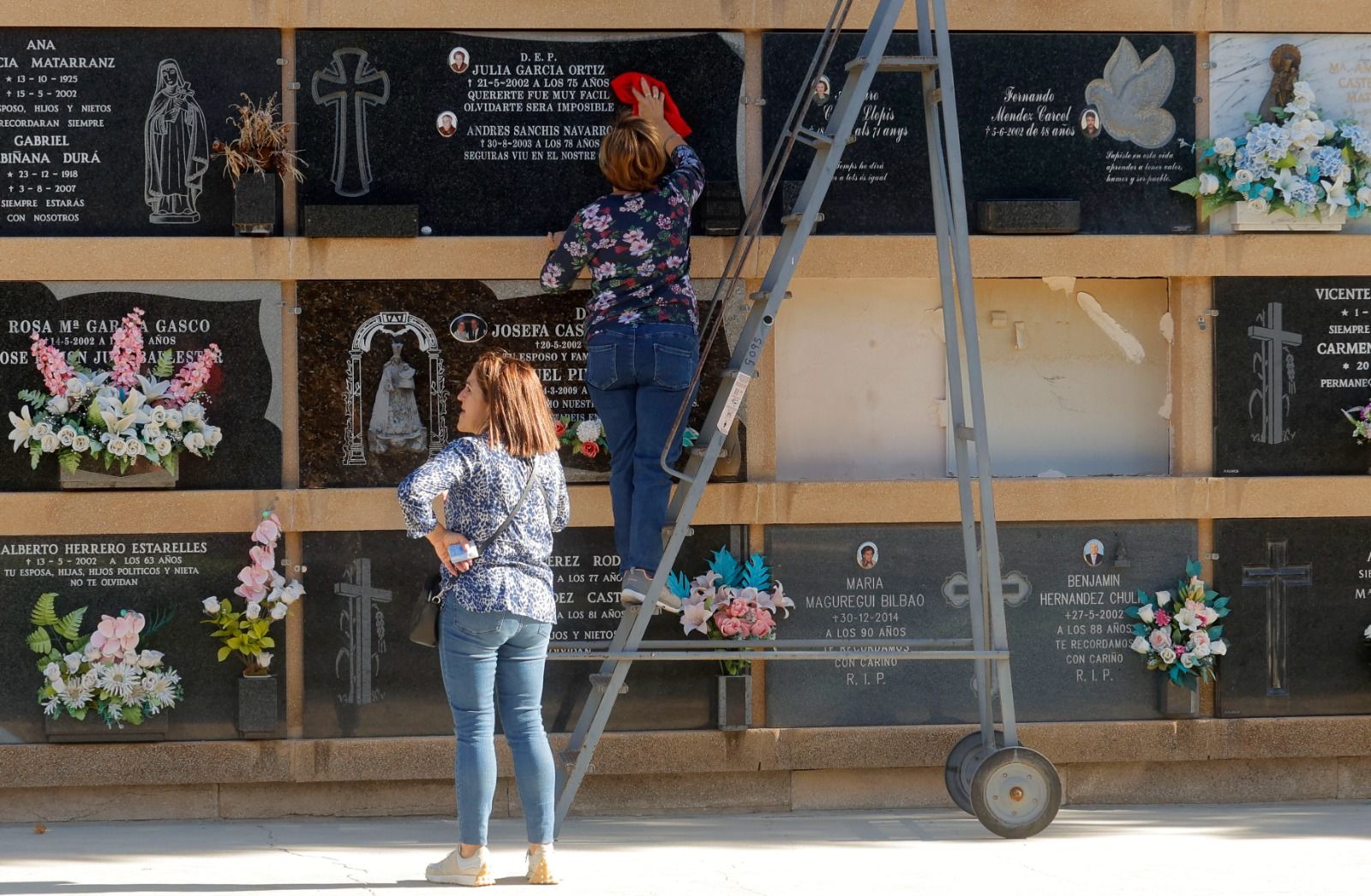 Los valencianos adelantan su visita al cementerio para evitar aglomeraciones