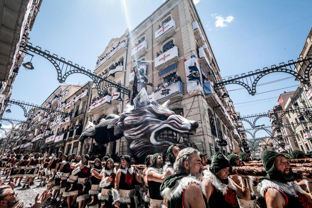 El emblema de la cruz luce en Alcoy con una espectacular Entrada Cristiana