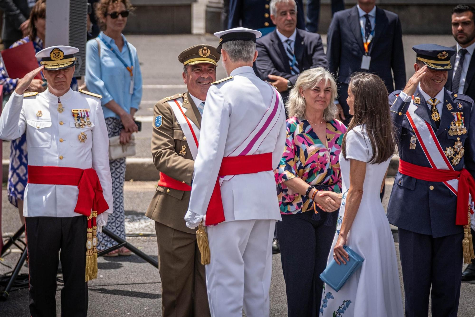 Las mejores imágenes del desfile militar de las Fuerzas Armadas en Tenerife con la presencia de Sus Majestades los Reyes