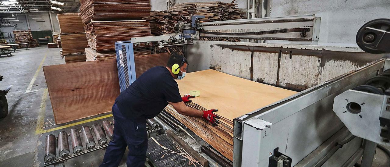 Un trabajador de una fábrica de tableros, en Aldaia, en una imagen de archivo. | F. CALABUIG