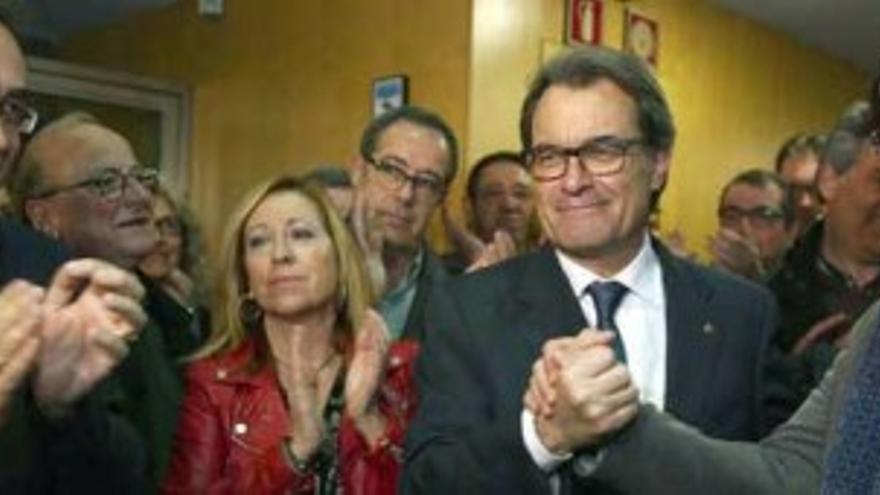Mas y Puigdemont desatan la euforia en la sede de Convergència