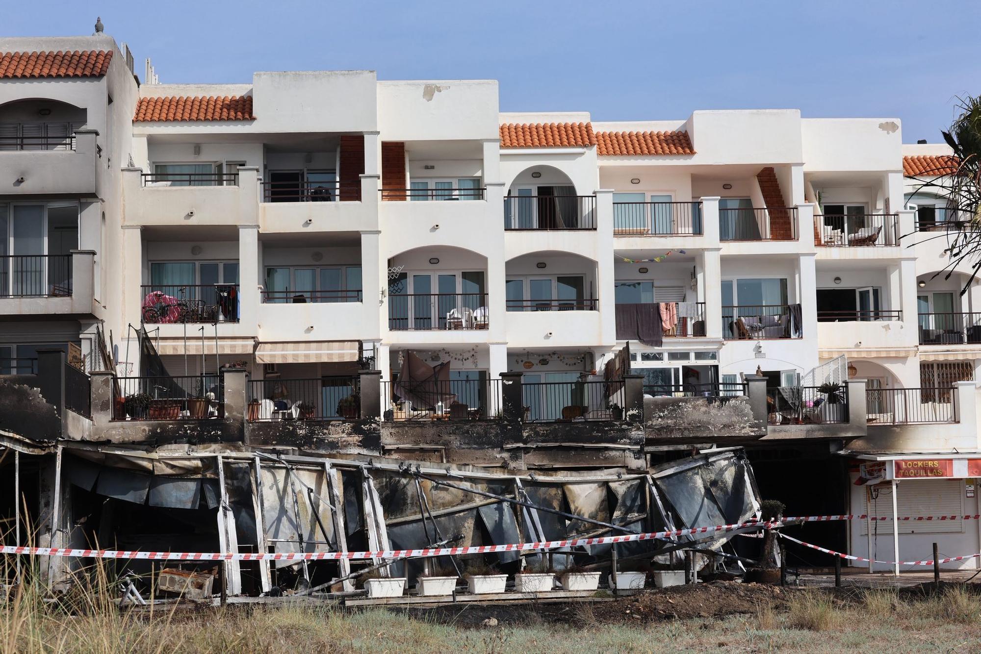 Todas las imágenes del devastador incendio en una zona de ocio de Ibiza