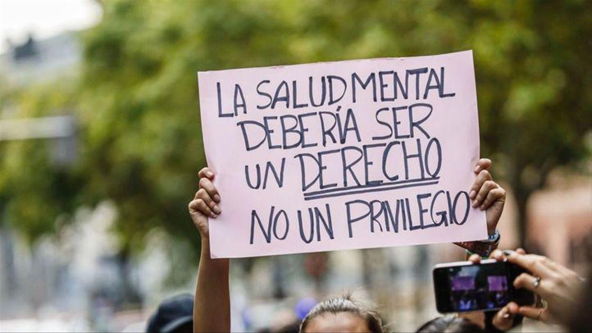 Pancarta en una marcha contra la precarización de los medios destinados a la salud mental.