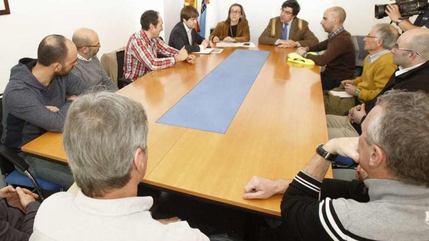 Ethel Vázquez, ayer, en la reunión con representantes de la federación y varios clubes ciclistas. // J. Lores