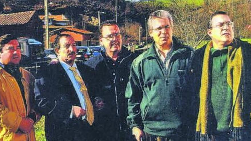 Garzón con Caso, segundo por la izquierda, y los periodistas Ramón Batalla, José Manuel Carbajal y Carlos Cuesta.