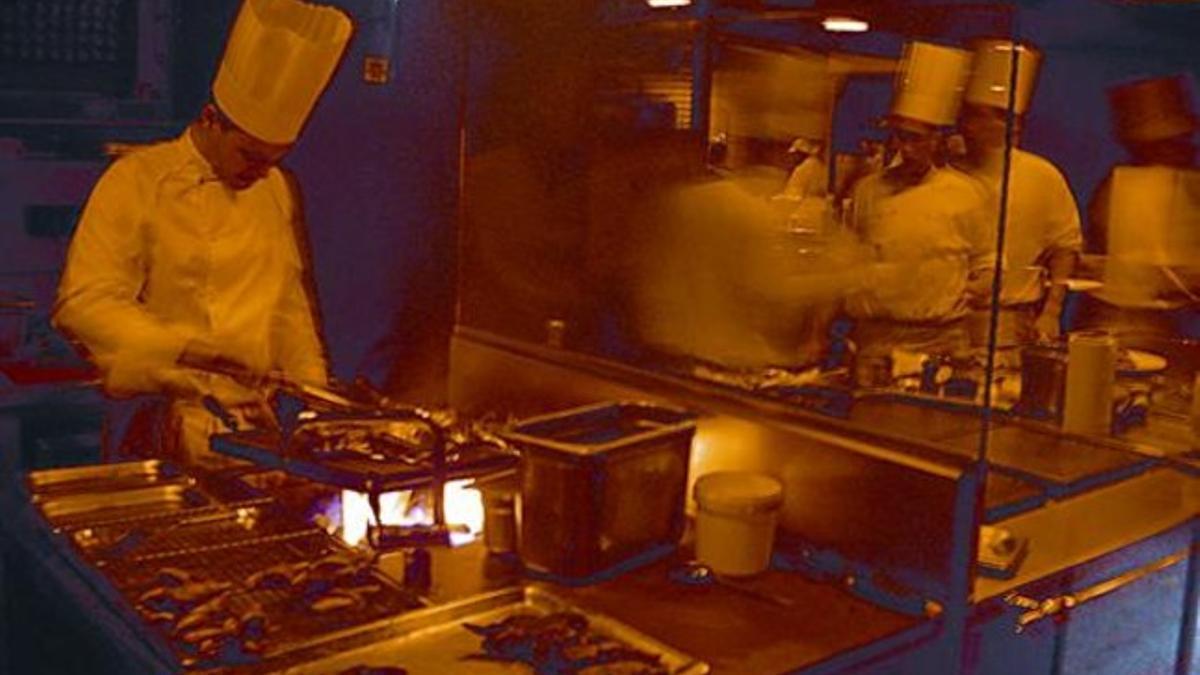 Una imagen de la cocina del restaurante Can Fabes el año 2004
