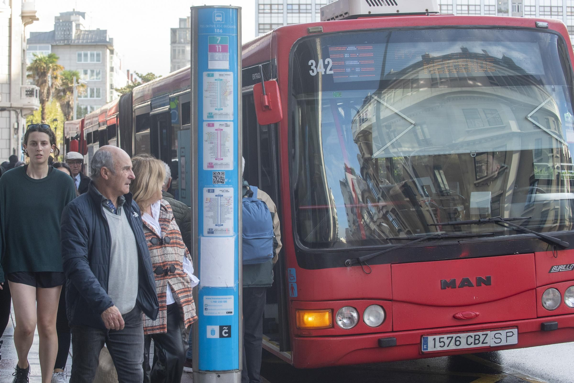 Huelga de transportes en A Coruña: retrasos y colas en las paradas