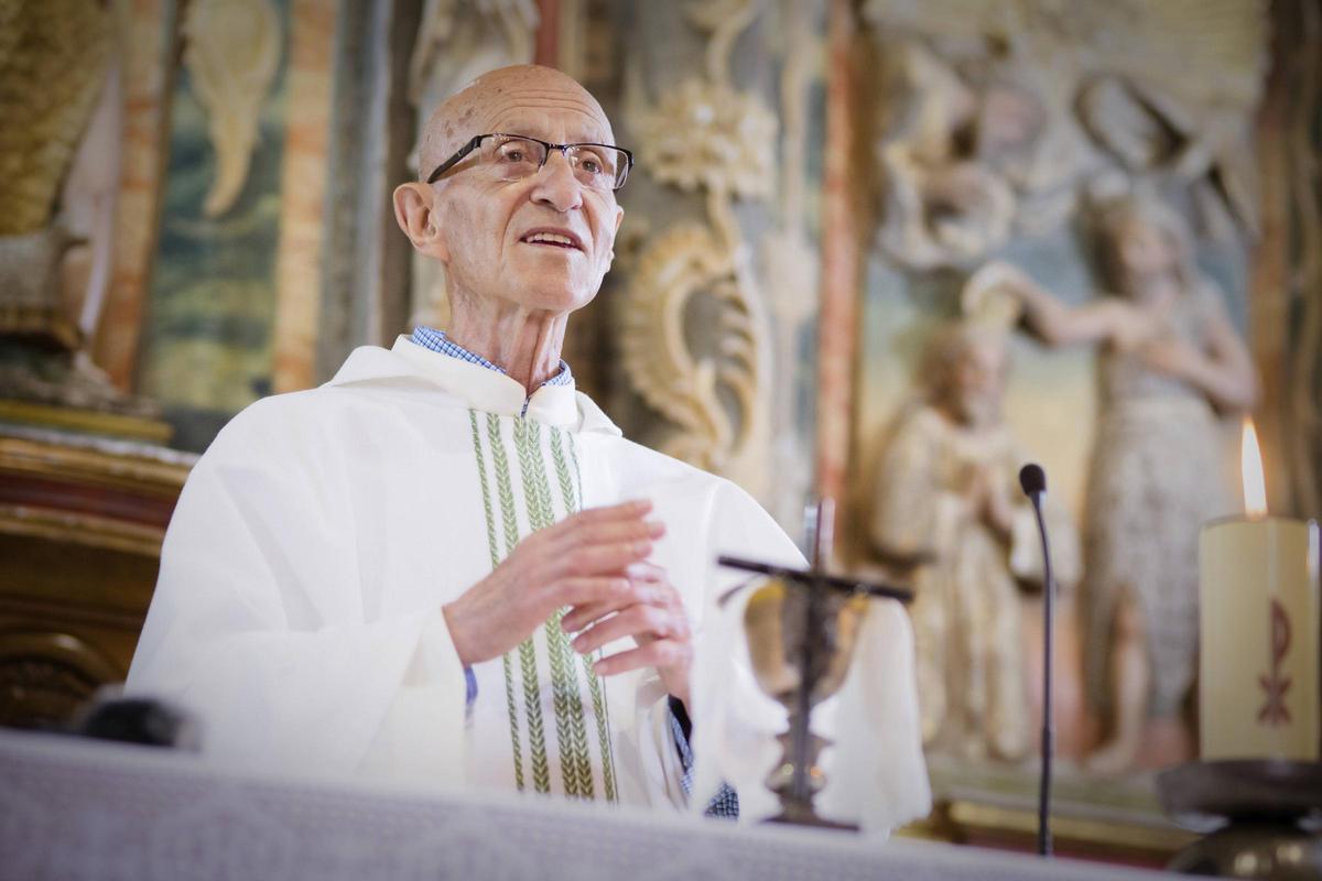 El cura de O Sisto oficiando una eucaristía en su parroquia.