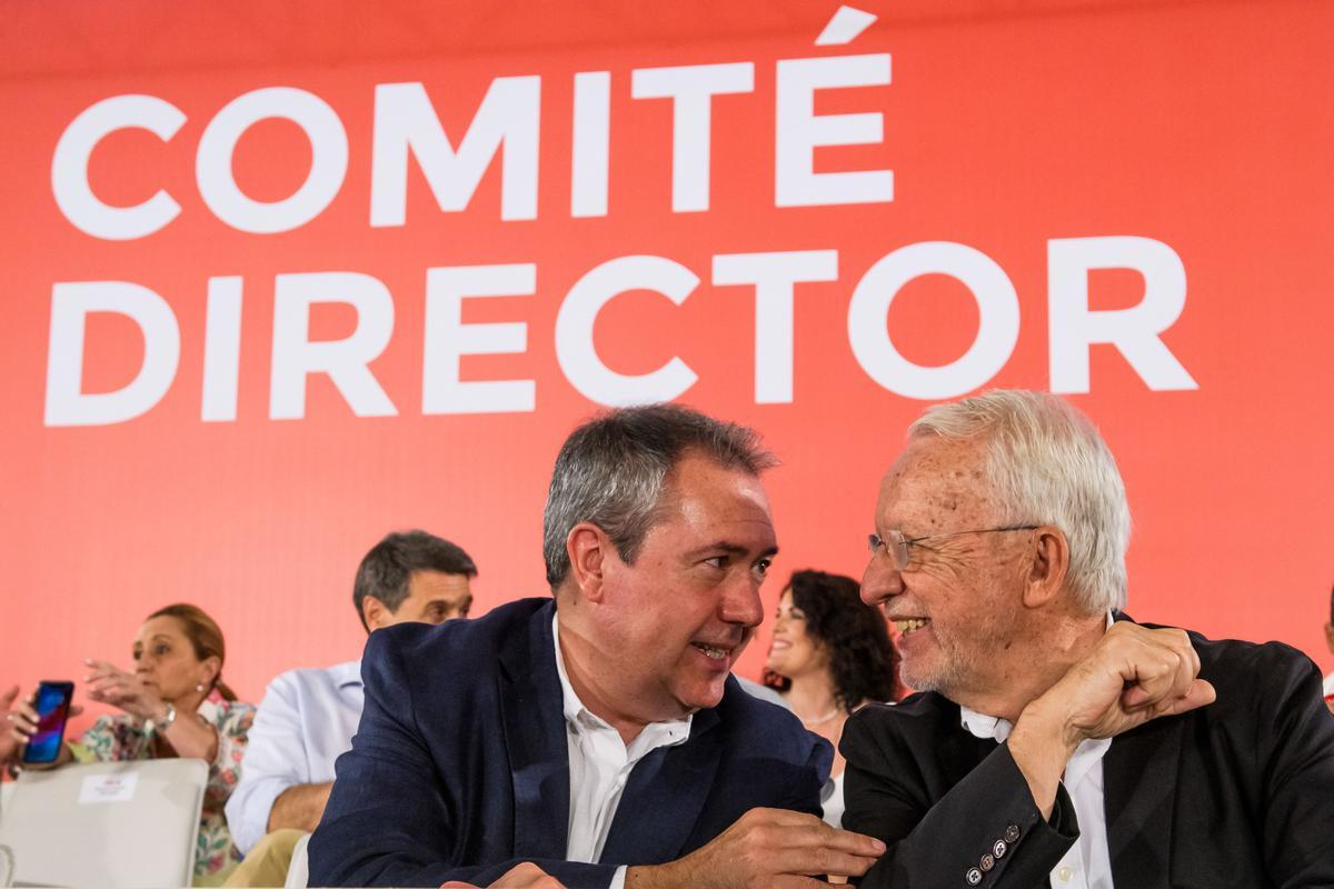 SEVILLA, 18/07/2024.-El secretario general de los socialistas andaluces, Juan Espadas (i), y el presidente regional del partido, Manuel Pezzi (d) en la celebración del Comité Directo del Partido en Andalucíar, máximo órgano entre congresos de este partido, que se reúne por primera vez desde la celebración de las últimas elecciones europeas de junio. EFE/ Raúl Caro.