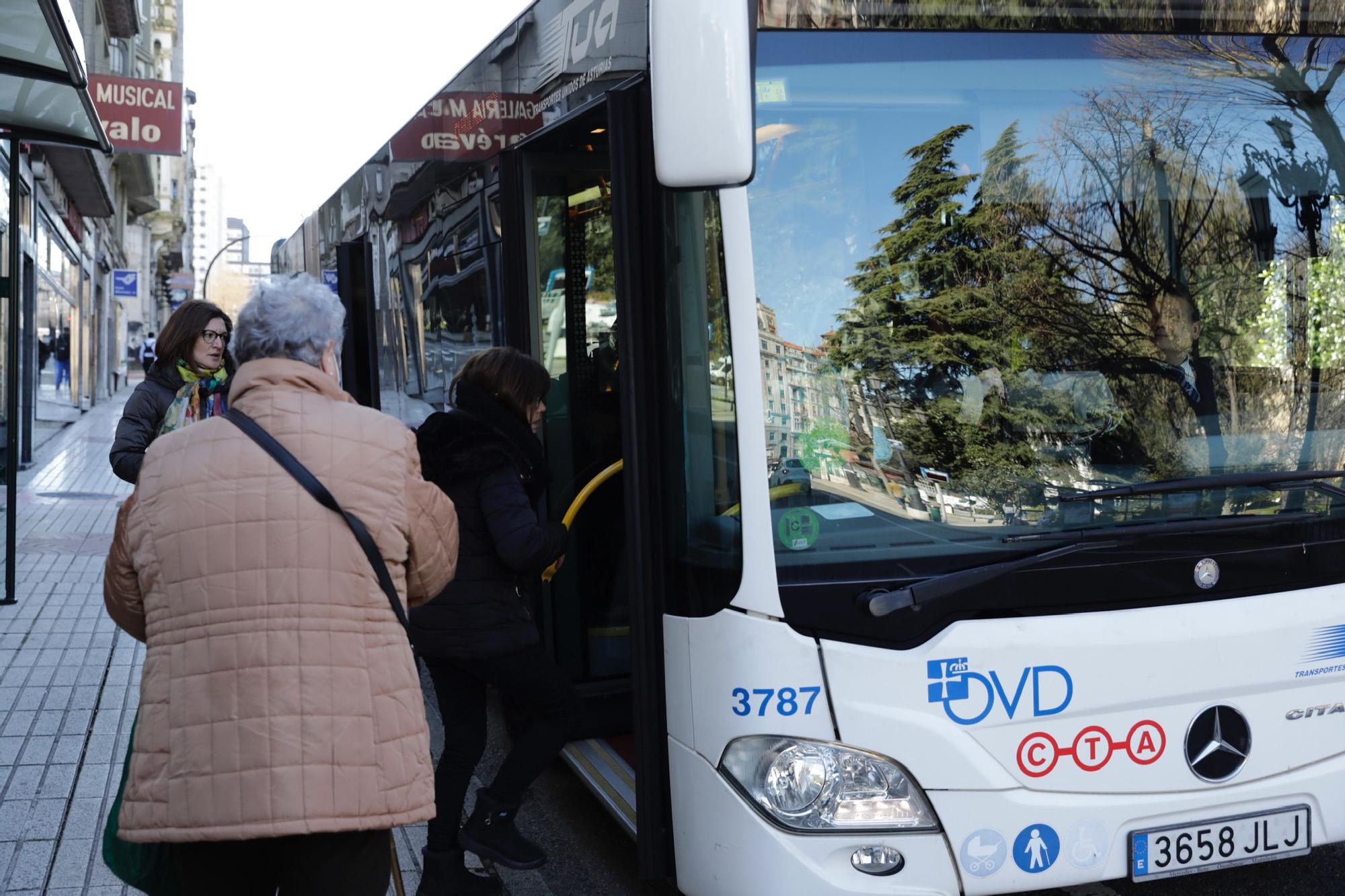 En imágenes: Primer día sin mascarilla en el transporte en Asturias