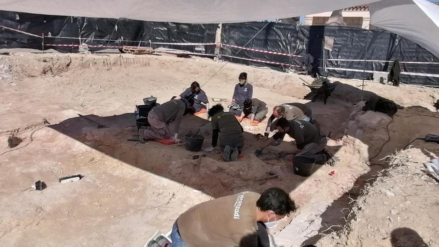 Hallan dos fosas debajo del bloque de nichos en el cementerio de Porreres