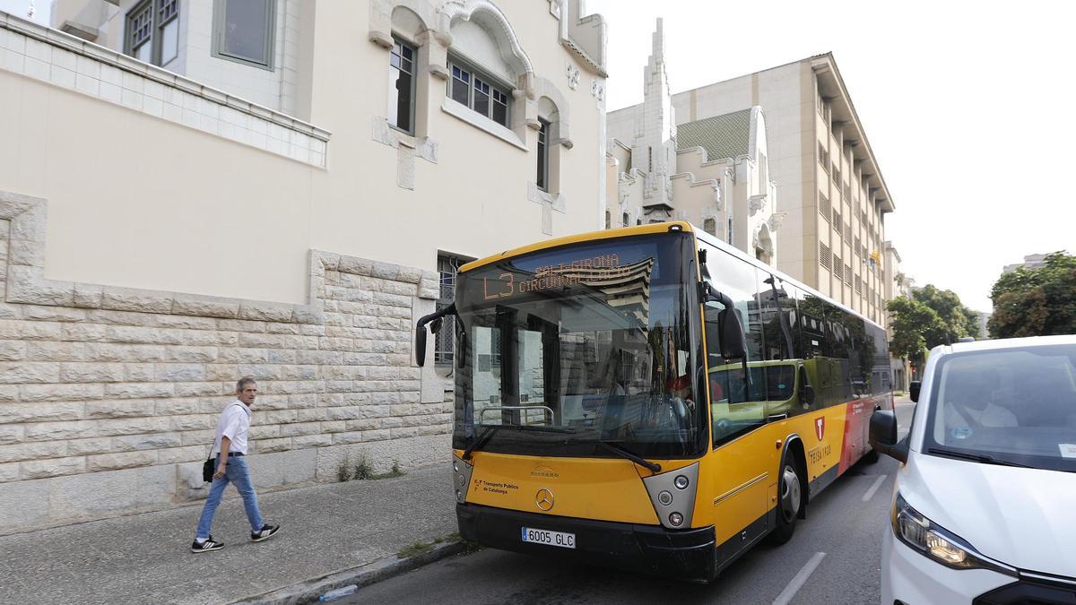Un autobus de la línia L3 circulant pel carrer de Santa Eugènia, en una imatge d'arxiu.