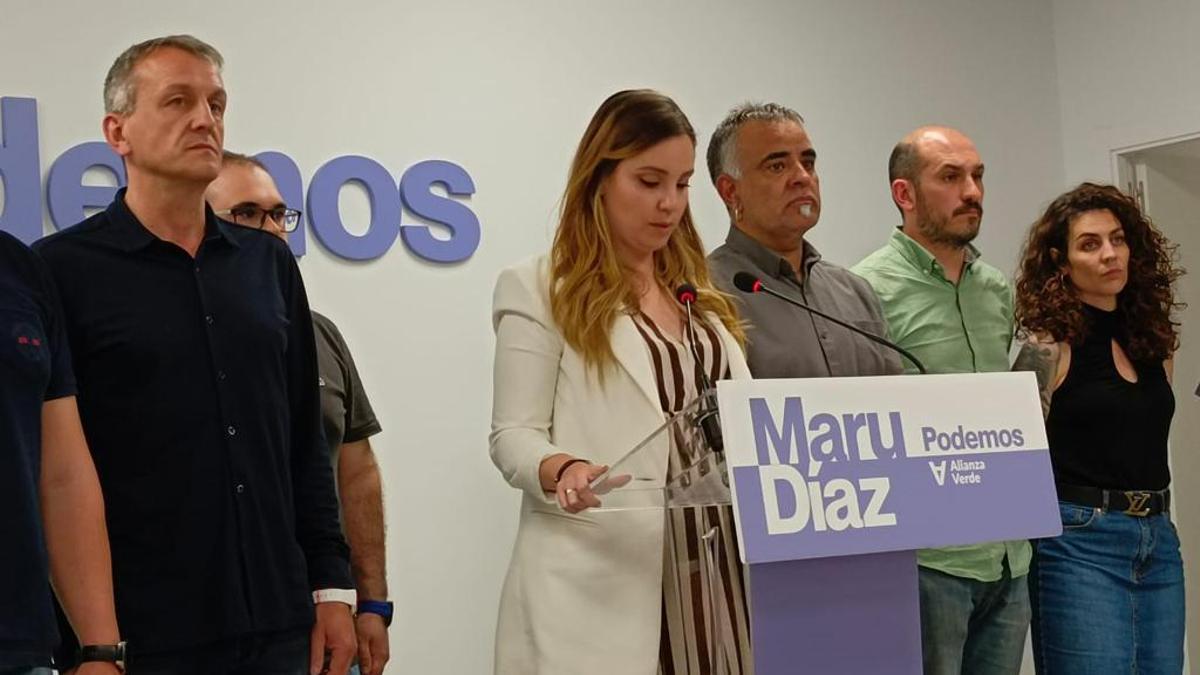Maru Díaz y Andoni Corrales, en el centro, en la noche electoral del 28M.