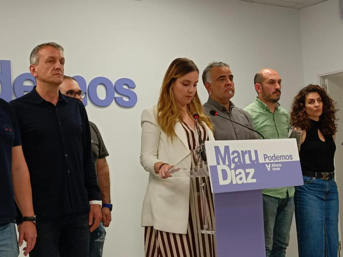 Maru Díaz y Andoni Corrales, en el centro, en la noche electoral del 28M.