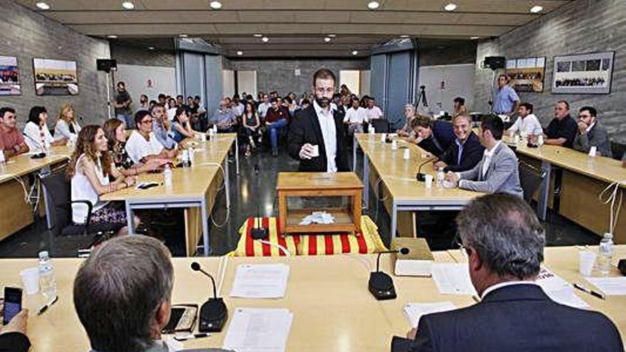 El nou president, Joaquim Roca, en el moment de votar.