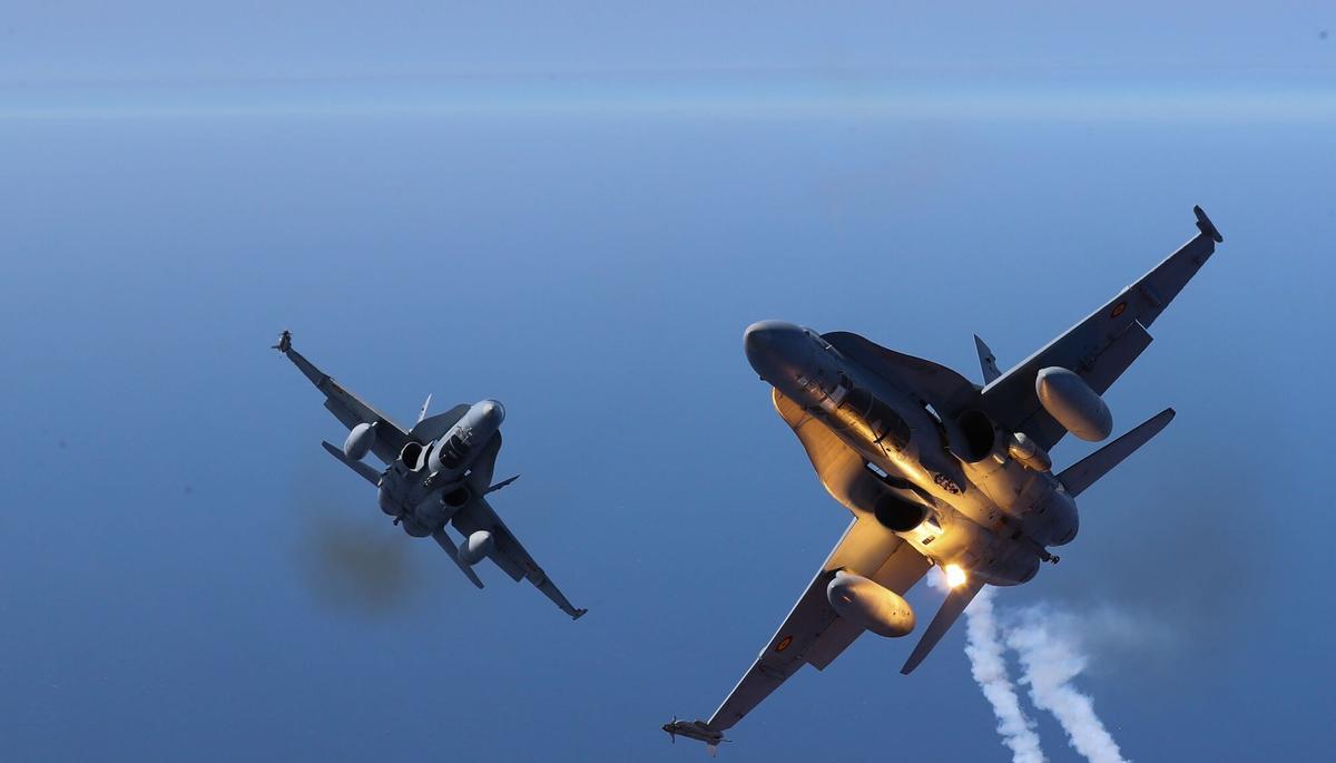 Dos F-18 en plena acción durante uno de los ejercicios del Sky Ocean, captada desde la rampa abierta del Airbus A400M del Ala de Transporte 52 de la Luftwaffe.