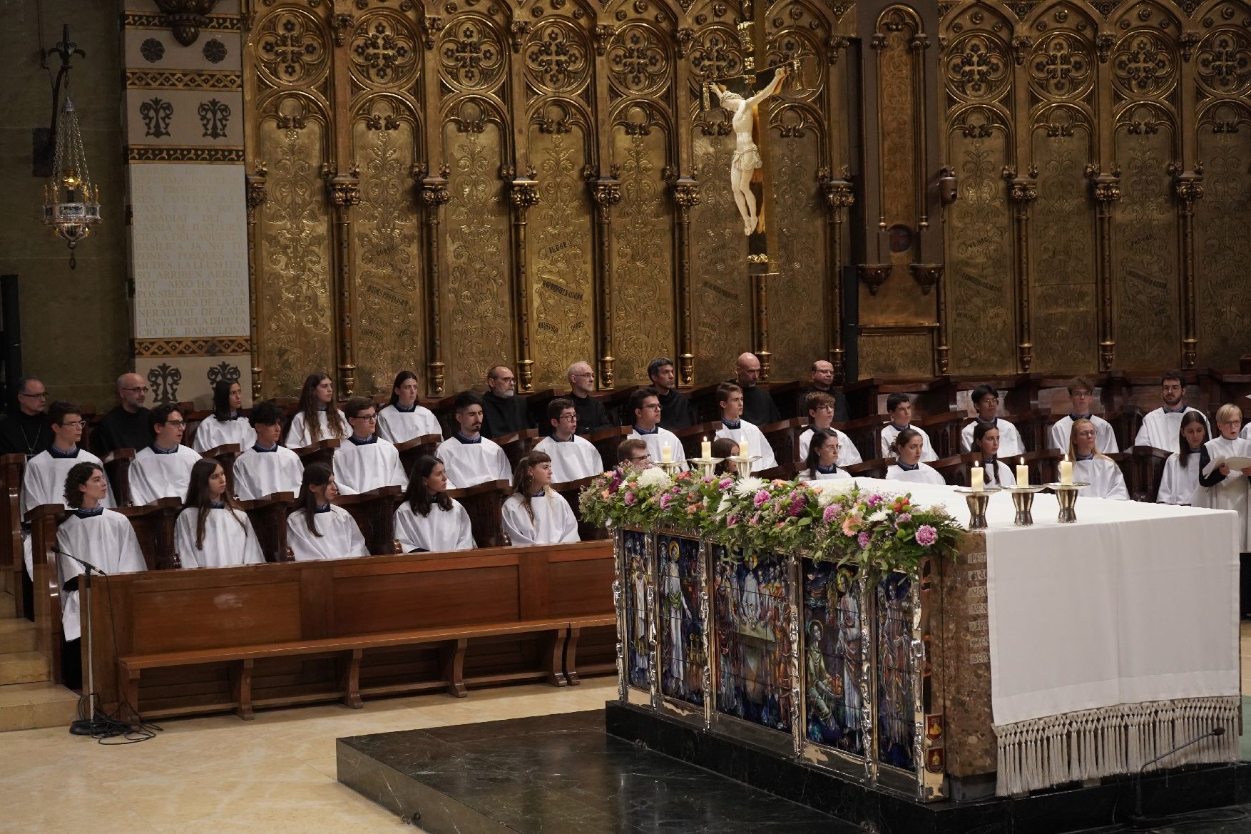 Montserrat vesteix les primeres escolanes de la història