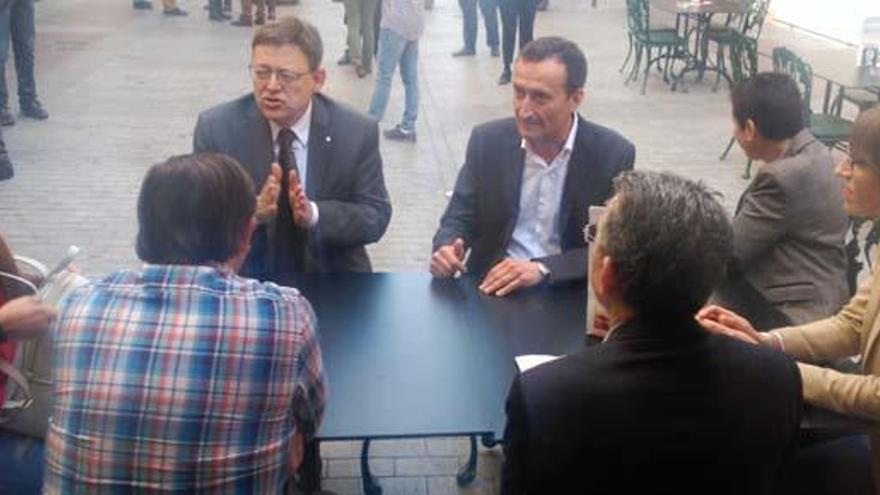 Ximo Puig desayuna esta mañana junto al alcalde de Elche, Carlos González, y la edil y diputada autonómica Mireia Mollà