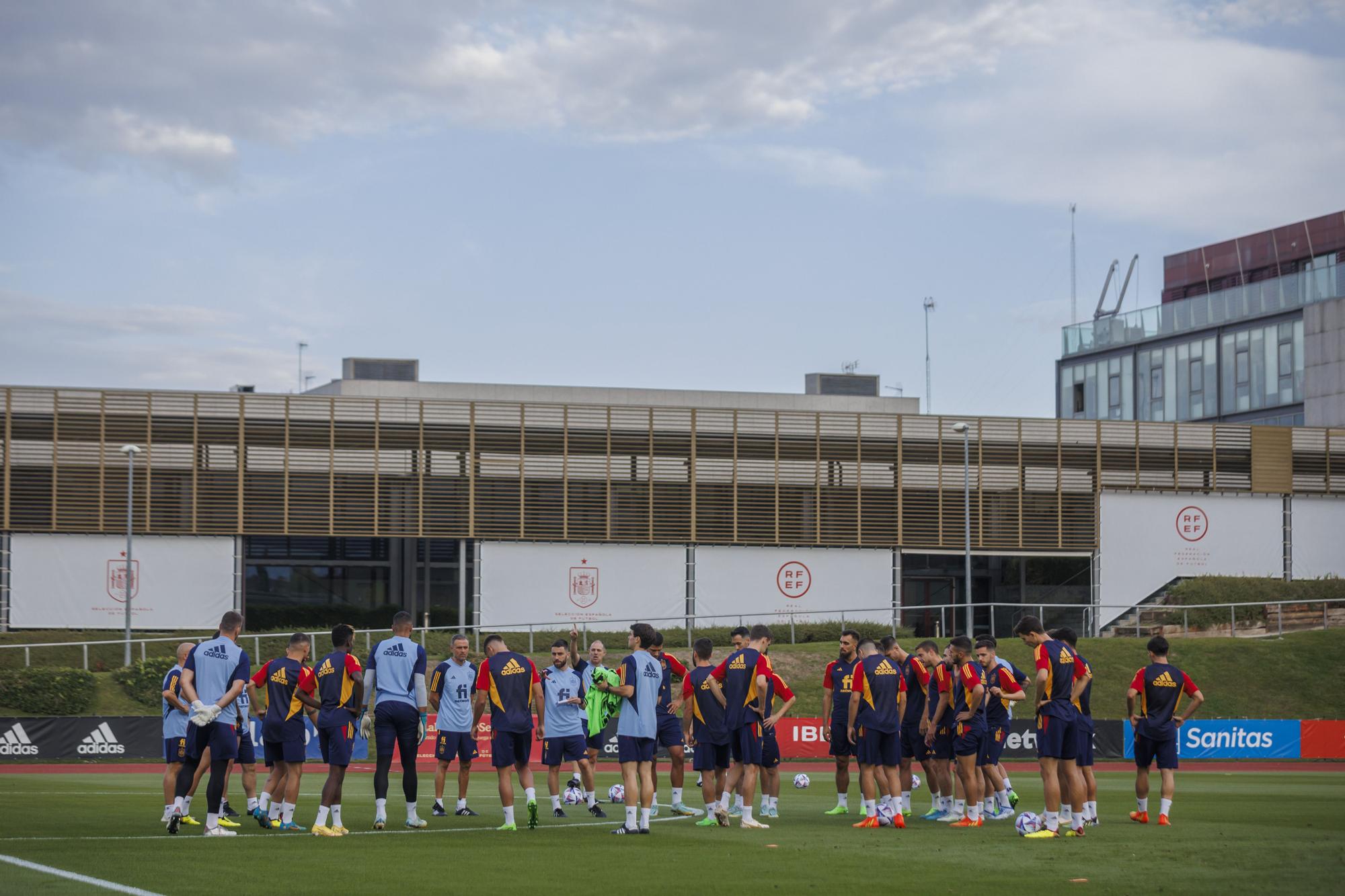 Gayà y Guillamón ya se entrenan en Las Rozas con la selección