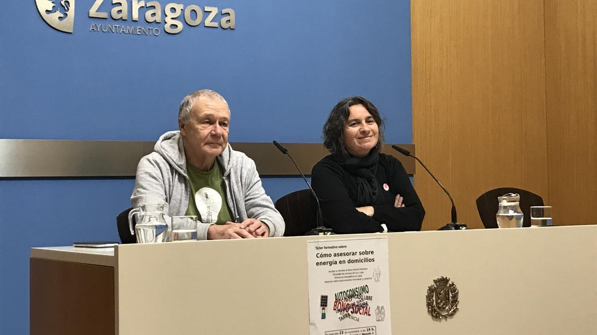 El encargado de la Oficina de Asesoramiento Energético de Torrero, Ángel Martín, y la concejal de ZeC, Luisa Broto
