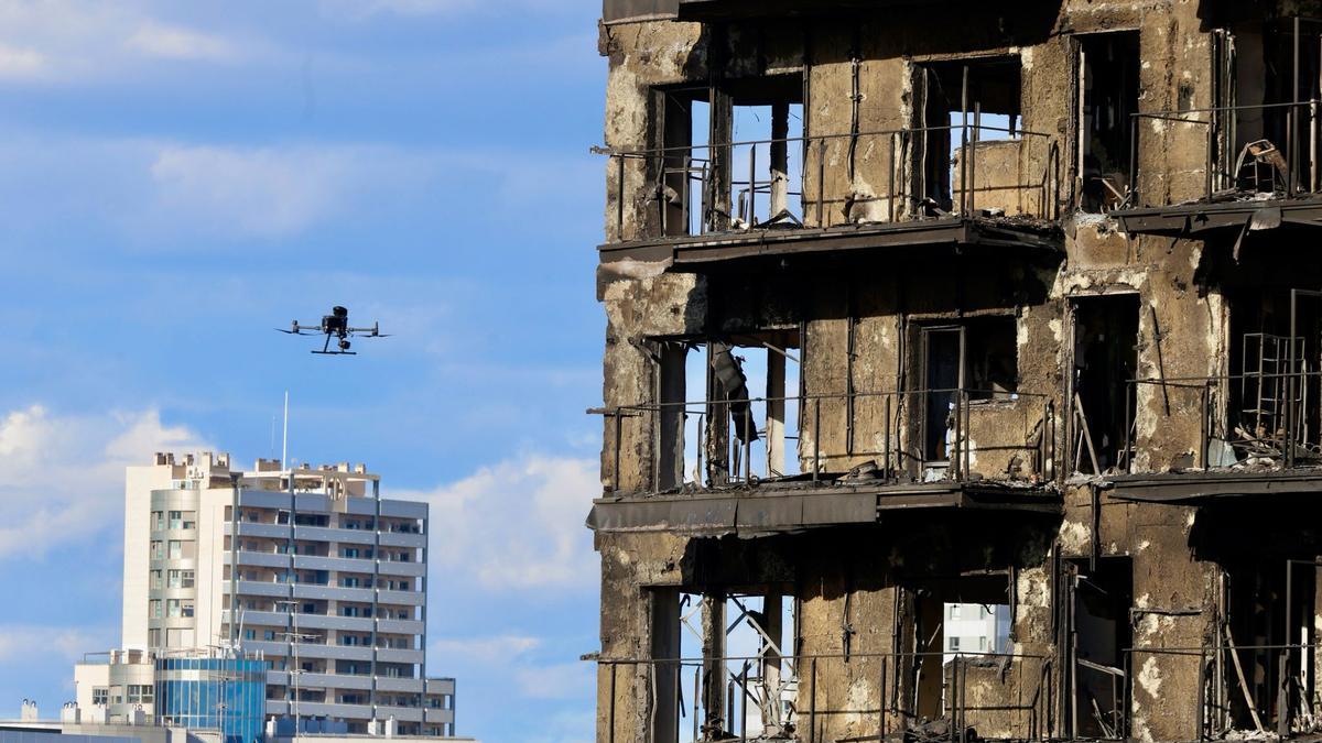 Los drones inspeccionan el esqueleto del edificio calcinado en Campanar