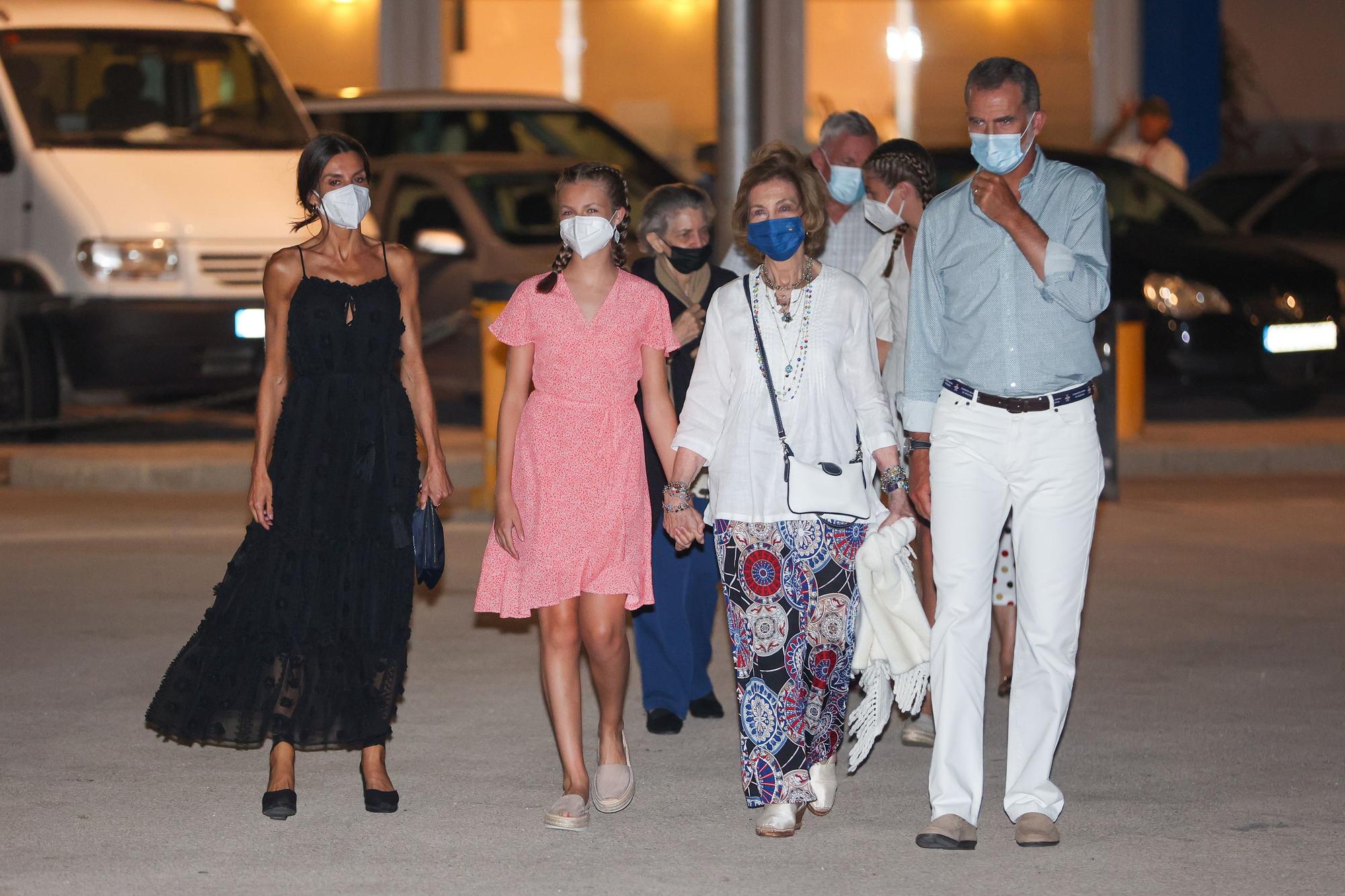 La reina Sofía reaparece en Palma de la mano de sus nietas en una cena de la Familia Real