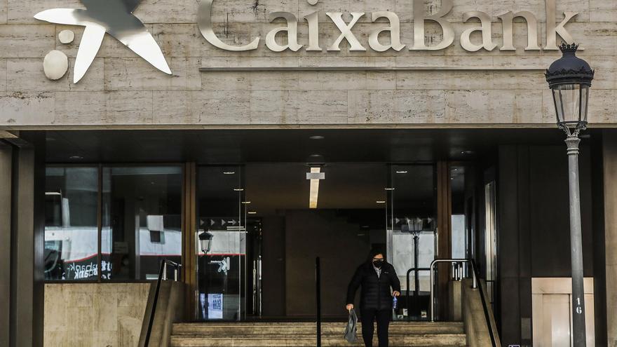 Los beneficios de CaixaBank bajan un 85% por el efecto de la fusión con Bankia