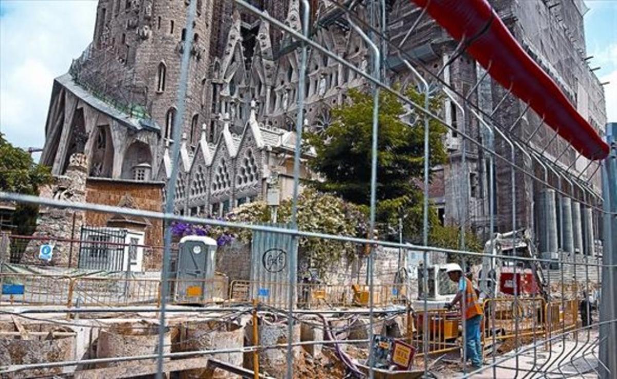 Treballs al mur per protegir la Sagrada Família, el juny del 2010.