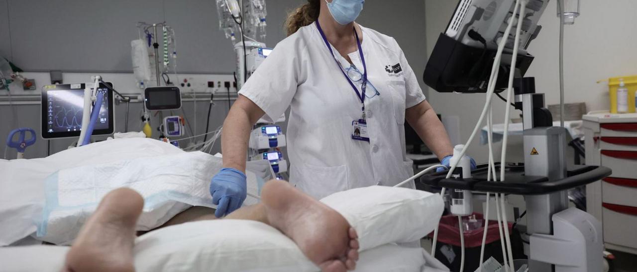 Una enfermera busca posibles trombos en una paciente de COVID en una uci de Madrid.   | // EDUARDO PARRA