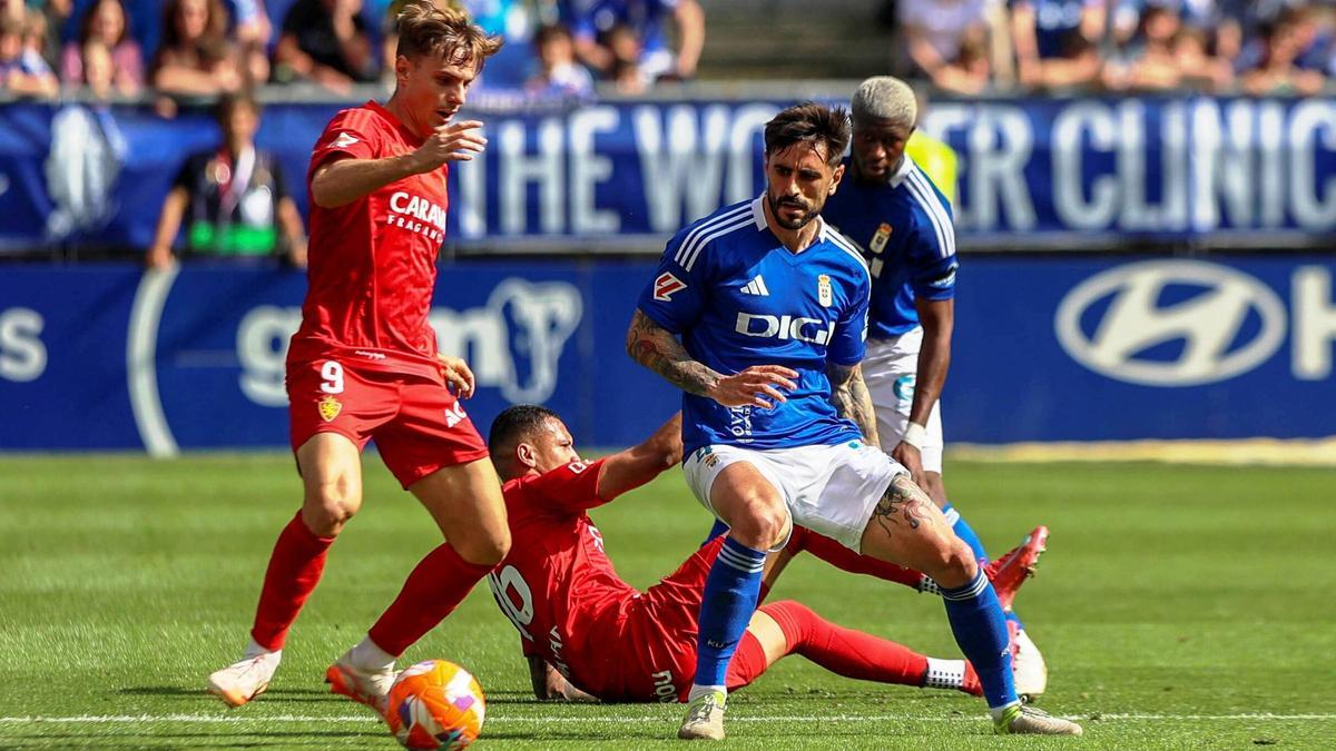 Dani Gómez trata de jugar un balón en el Tartiere.