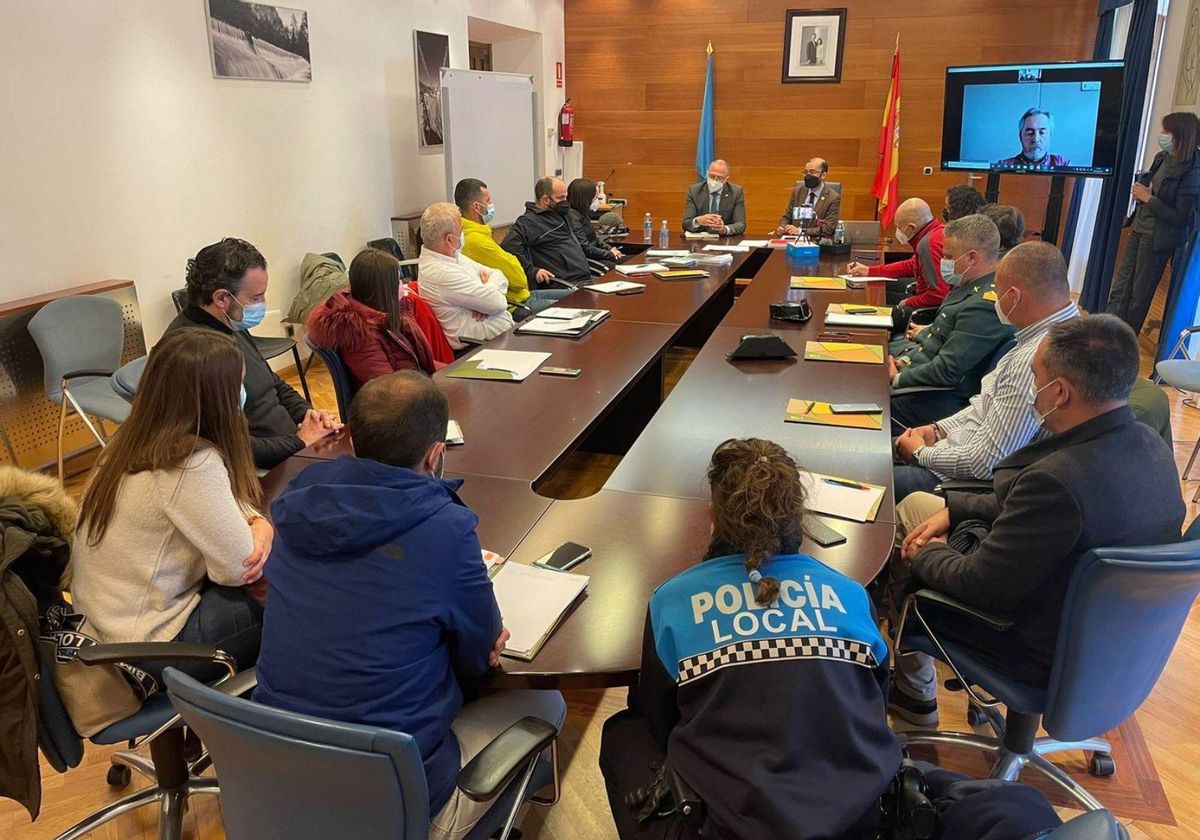 Los agentes implicados en el proyecto, ayer, en el Ayuntamiento de Cangas del Narcea. | Reproducción de S. Arias
