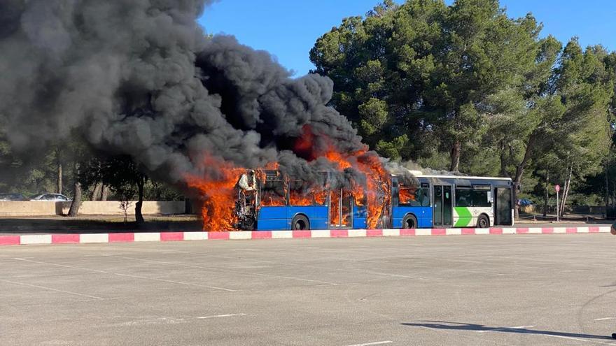 Incendio en un bus de la EMT