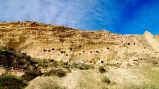 Este es el paraje más singular de Andalucía que parece sacado de ‘Dune’ o 'Indiana Jones': está compuesto por más de 300 cuevas
