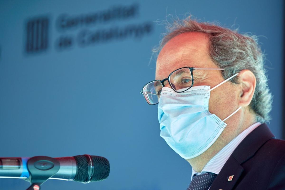 GRAFCAT373. Salt (GIRONA), 5/8/2020.- El presidente de la Generalitat, Quim Torra (c), durante la rueda de prensa ofrecida tras visitar hoy los terrenos donde se ubicará el nuevo Hospital Universitario Josep Trueta, entre los municipios de Salt y Girona. EFE/ David Borrat